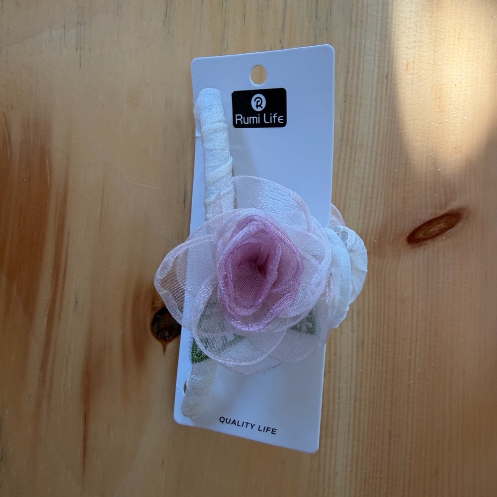 Source Unknown Pink and White Floral Hair Accessory